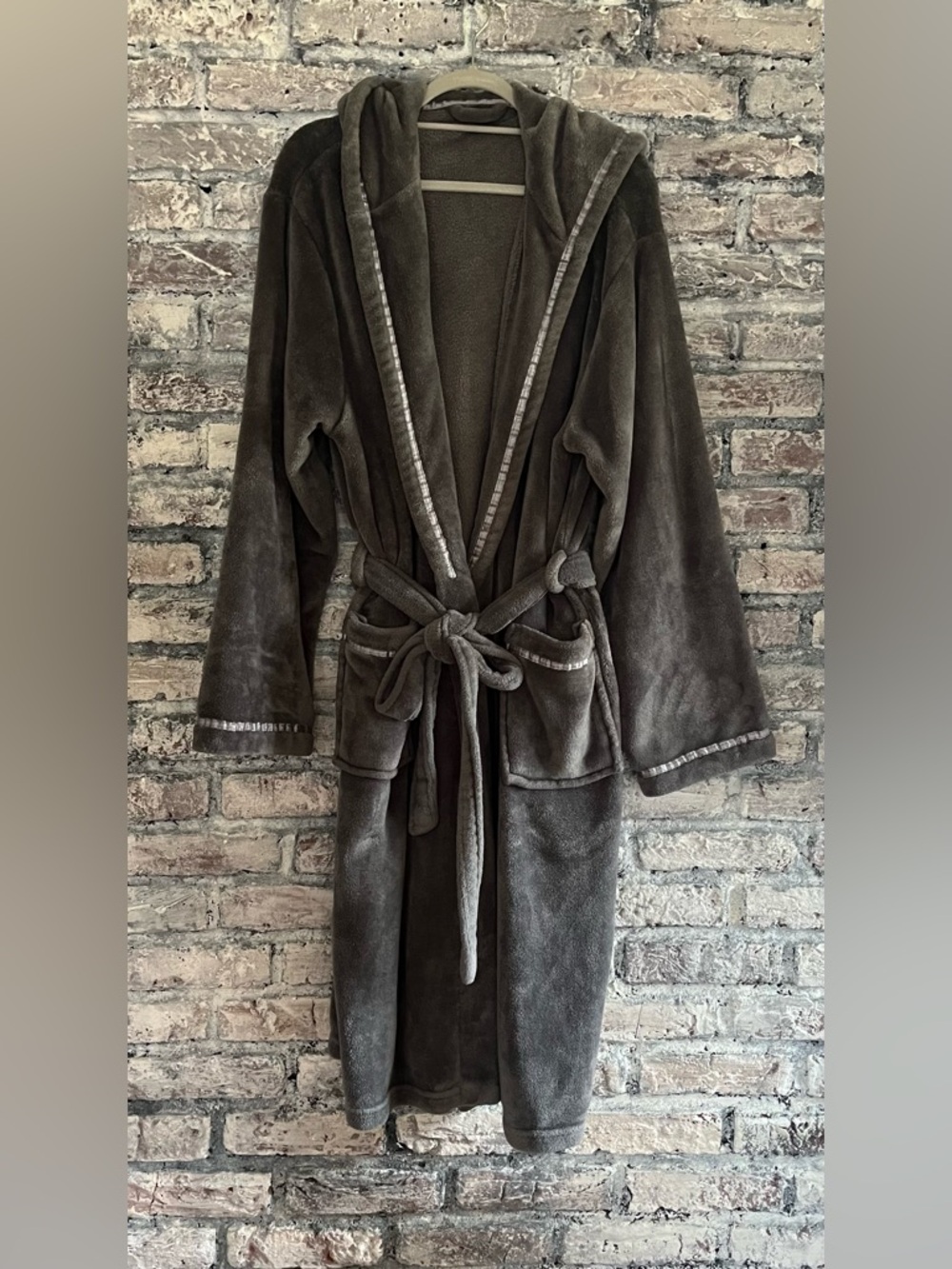 Plush Hooded Bathrobe with belt. Very Soft and Cozy smoke/pet free home. Unisex